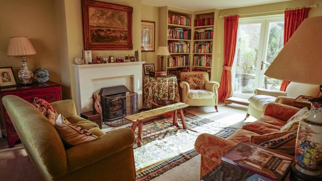 sala de estar con muebles y chimenea en 34 Grosvenor Drive, en Tisbury