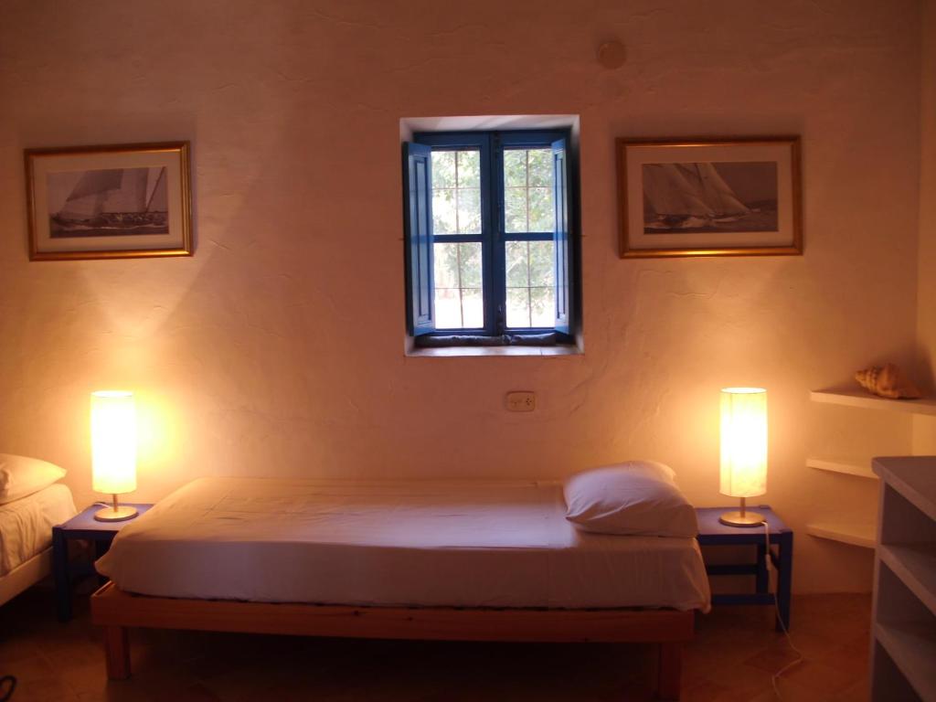サン・フランセスク・ハヴィエルにあるCan Gallet 1のベッドルーム1室(ベッド1台、テーブルにランプ2つ付)
