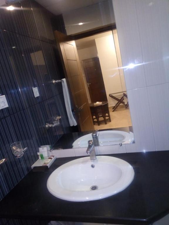 Hotel One Super, Islamabad - Deluxe Twin Room