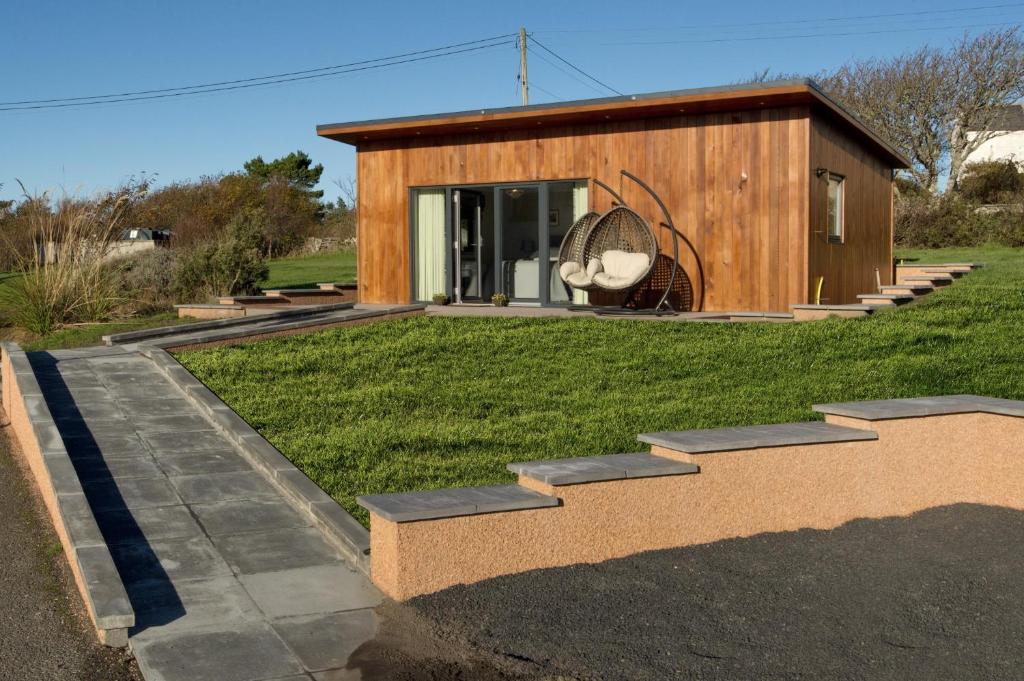 un pequeño edificio con un ventilador delante en Dunnet B&B Escapes en Dunnet