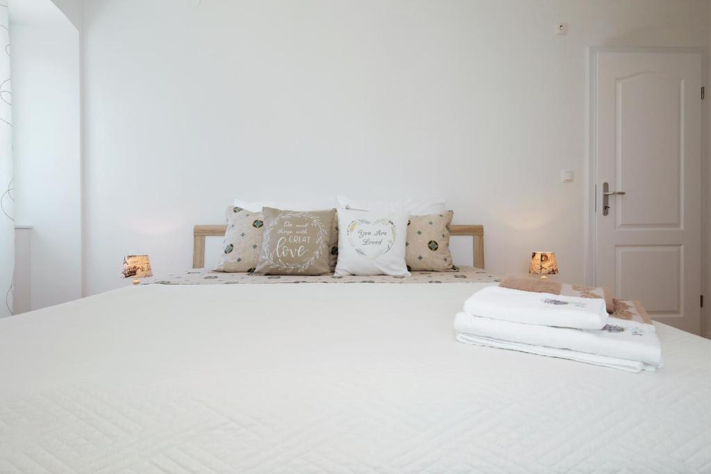 Postel nebo postele na pokoji v ubytování holiday home on DUGI OTOK - OTOK