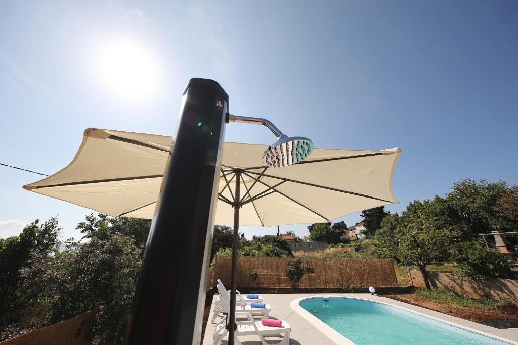 Bazén v ubytování holiday home on DUGI OTOK - OTOK nebo v jeho okolí
