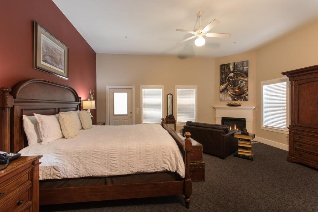 Gruene River Hotel & Retreat - Room King Con Balcón