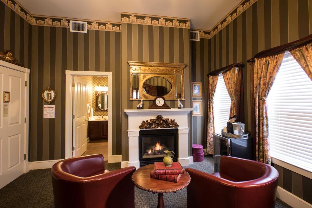 Gruene River Hotel & Retreat - Sala De Reina Con Balcón