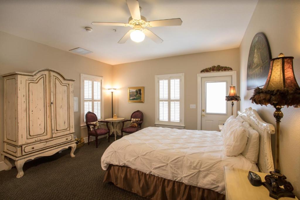 Gruene River Hotel & Retreat - Sala De Reina Con Vista A La Piscina