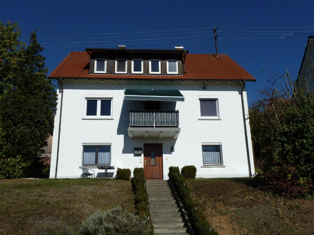 a white house with a red roof at Ferienwohnung Wagner in Aalen