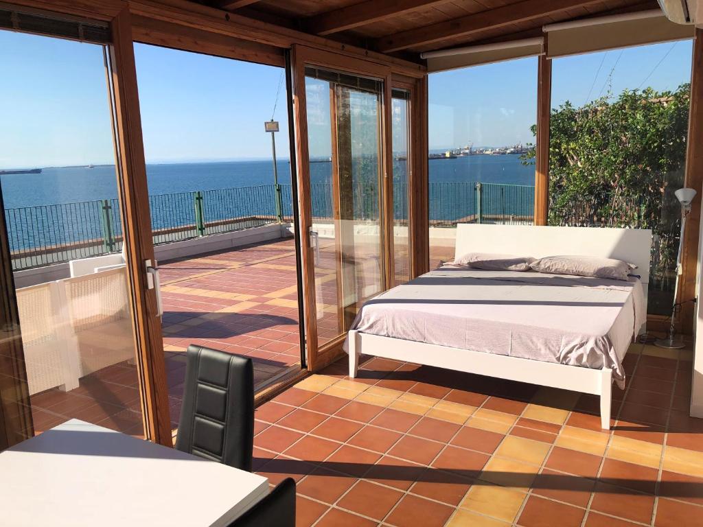 una camera con letto su un balcone di La Suite del Mare a Taranto
