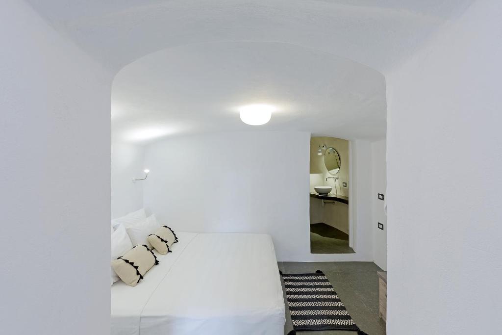 Llit o llits en una habitació de Alluvial Santorini Suites
