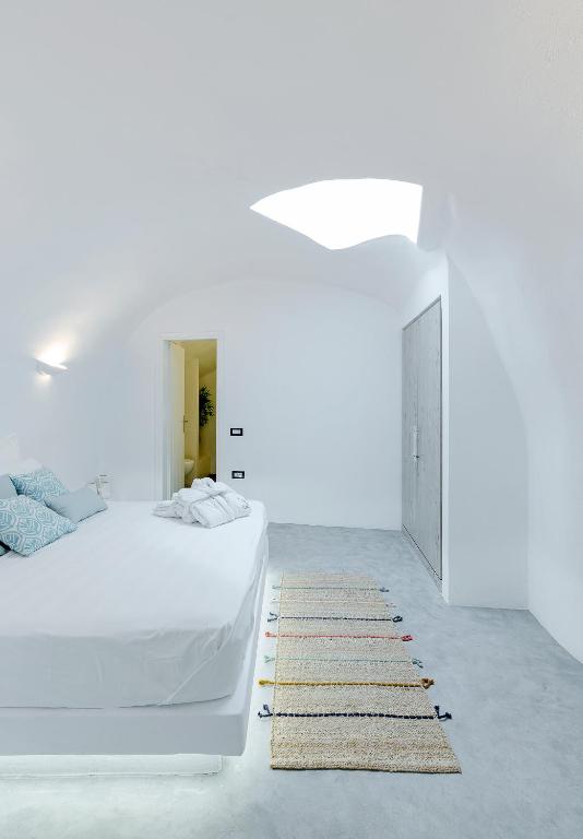 Llit o llits en una habitació de Alluvial Santorini Suites