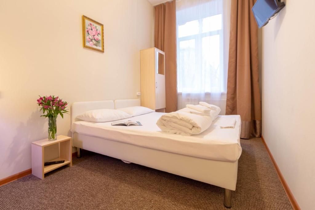 モスクワにあるAroma-Hotel on Kozhukhovskayaのベッドと窓が備わるホテルルーム
