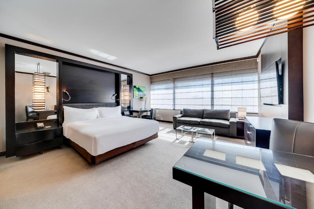 1 dormitorio con 1 cama y sala de estar en Jet Luxury at The Vdara en Las Vegas