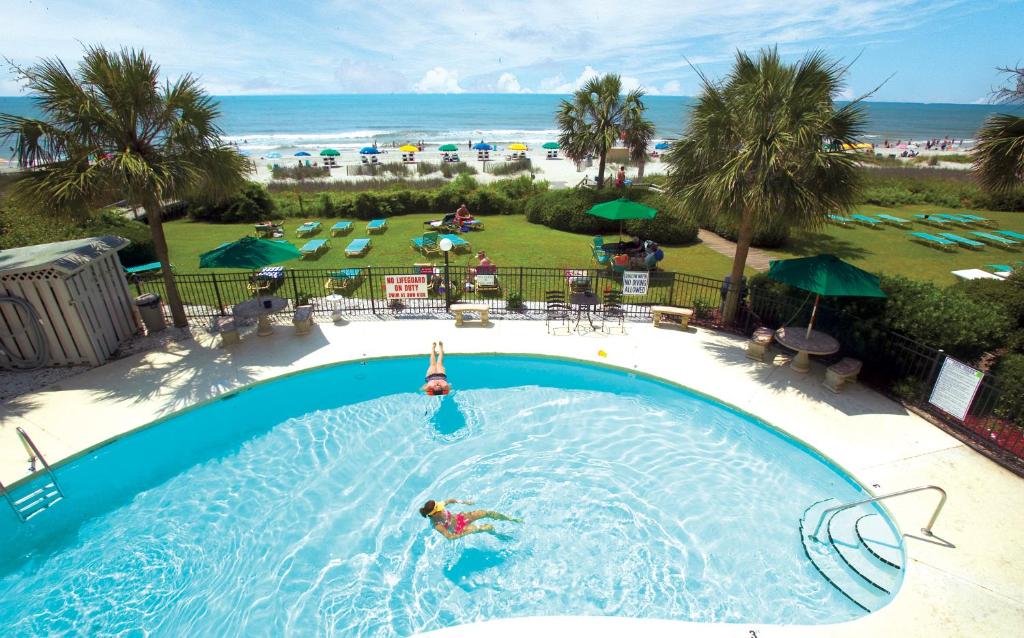 una imagen de una piscina en un complejo en Palms Resort, en Myrtle Beach