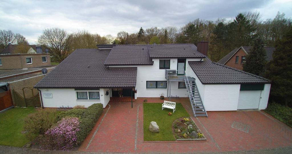 Ferienwohnung am Junkerbült في باد سفيشنآن: بيت ابيض بسقف مع ساحه