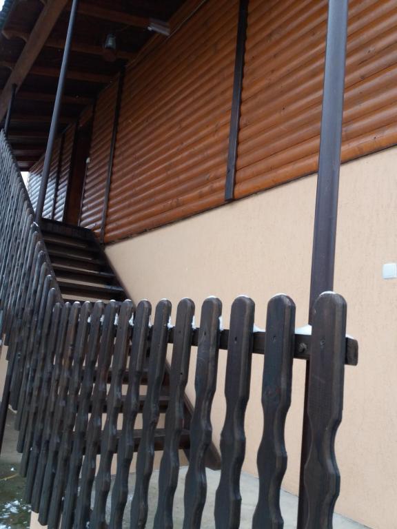KelechinにあるСадиба "Біля дороги"の階段のある建物前の黒い柵