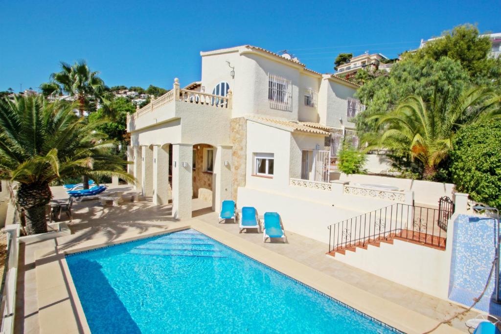 una imagen de una villa con piscina en Casa del Campo - sea view villa with private pool in Moraira, en Teulada