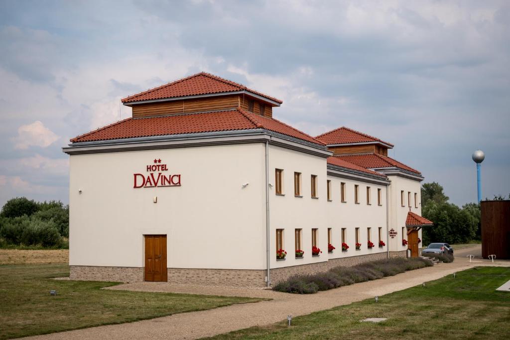 un gran edificio blanco con techo rojo en Da Vinci en Chęciny
