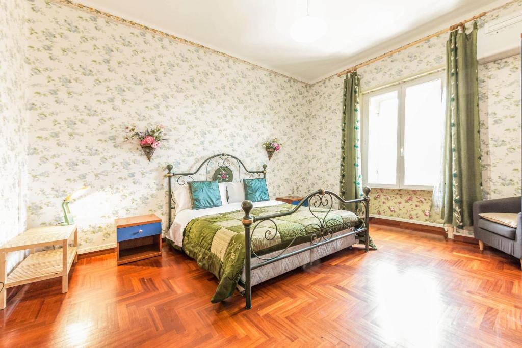 羅馬的住宿－B&B Smart，一间卧室配有一张床和花卉壁纸