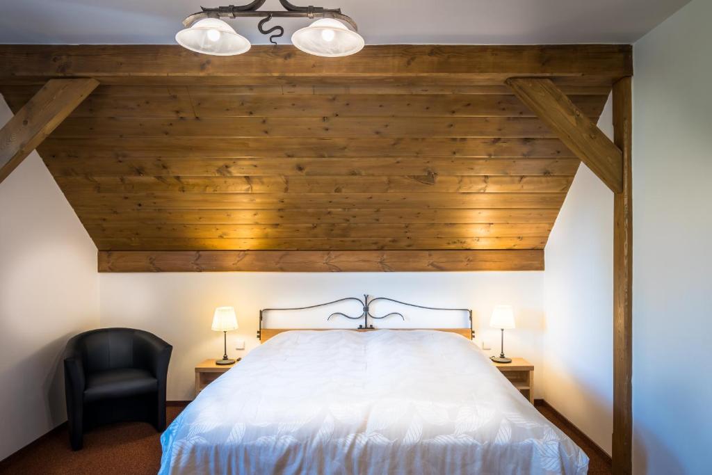 Łóżko lub łóżka w pokoju w obiekcie Wellness Hotel Holzberg