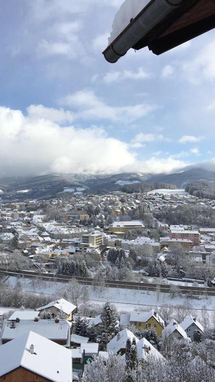 Ein allgemeiner Bergblick oder ein Berglick von des Bed & Breakfasts aus