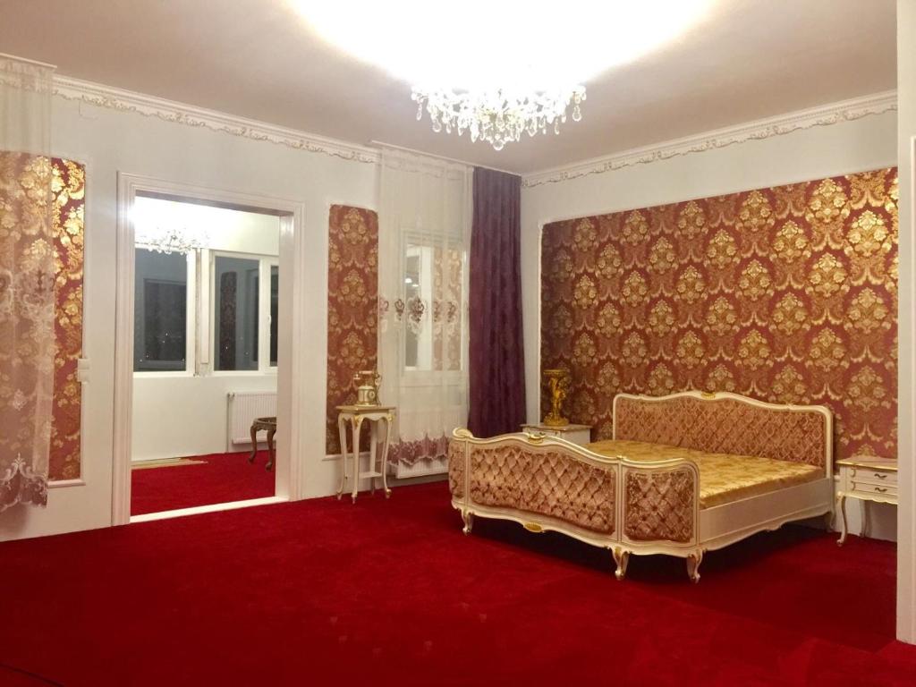una camera con letto e tappeto rosso di Lambach Villa a Mürzzuschlag