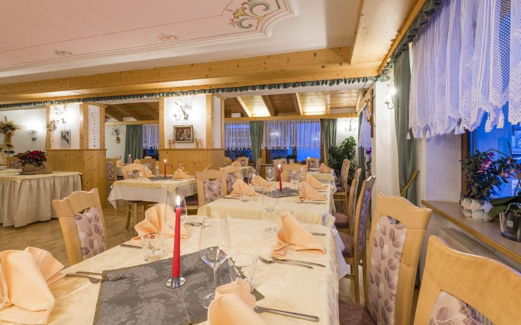 Reštaurácia alebo iné gastronomické zariadenie v ubytovaní Runcac