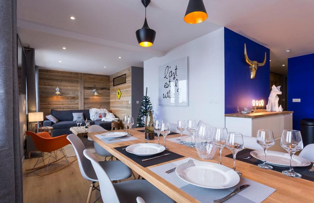 une salle à manger avec une grande table et des chaises en bois dans l'établissement Belle Plagne Prestige, à Belle Plagne