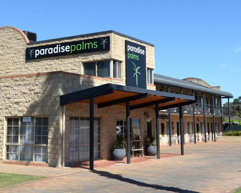 a building with a sign that reads pagogicked pinks at Mulwala Paradise Palms Motel in Mulwala