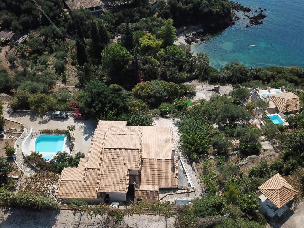 - une vue aérienne sur une maison avec une piscine dans l'établissement Lns Vip Villas, à Sivota