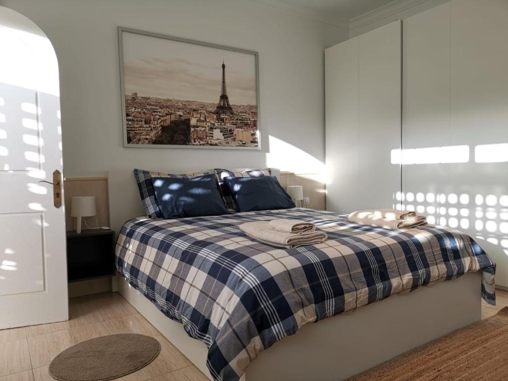- une chambre avec un lit et une photo de la tour Eiffel dans l'établissement apartamentos TAIDÍA, à Playa del Ingles