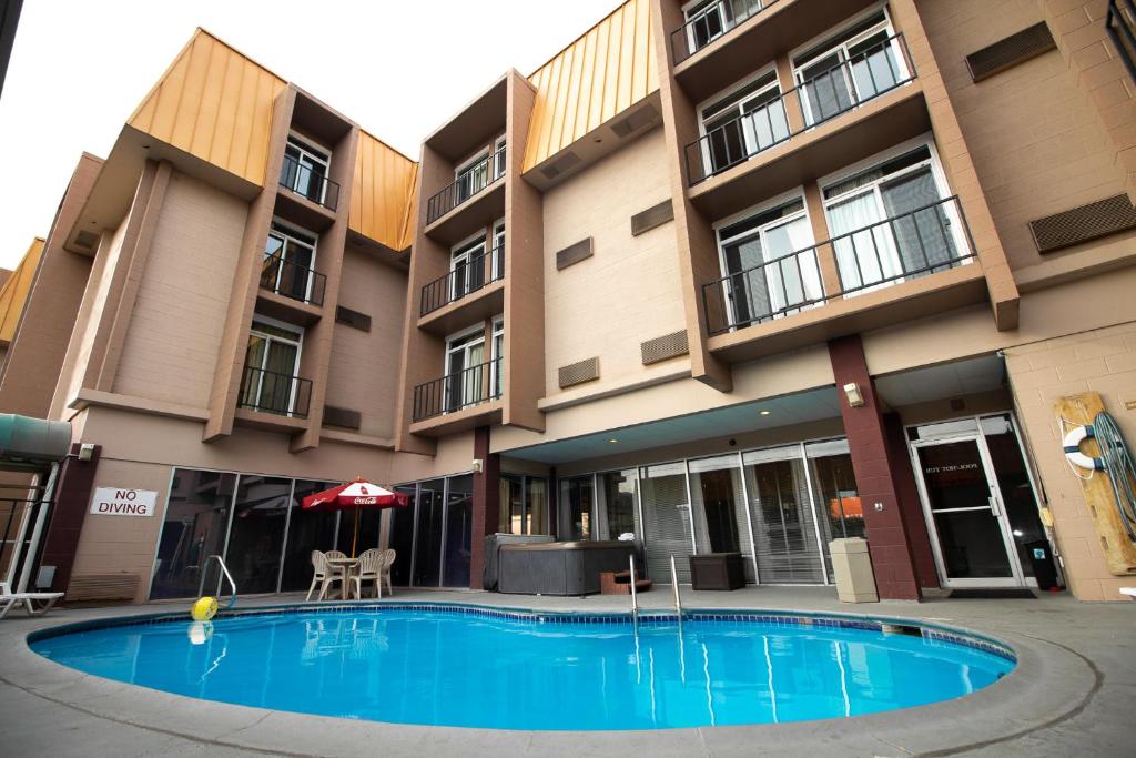 a swimming pool in front of a building at FairBridge Inn & Suites - Lewiston in Lewiston