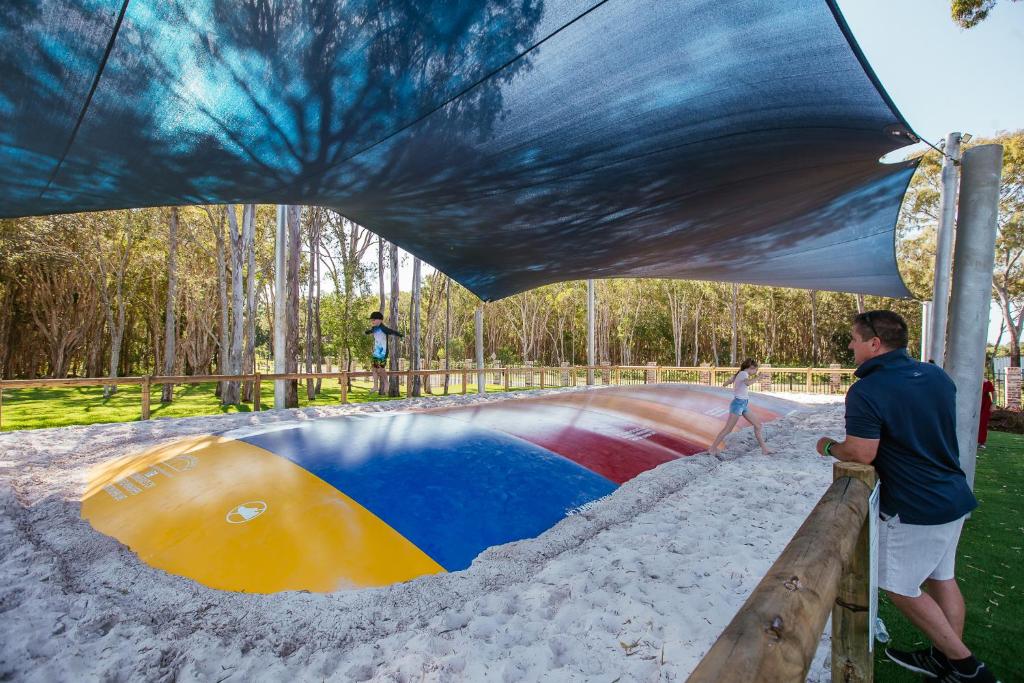 Bazén v ubytování BIG4 Sandstone Point Holiday Resort Bribie Island nebo v jeho okolí