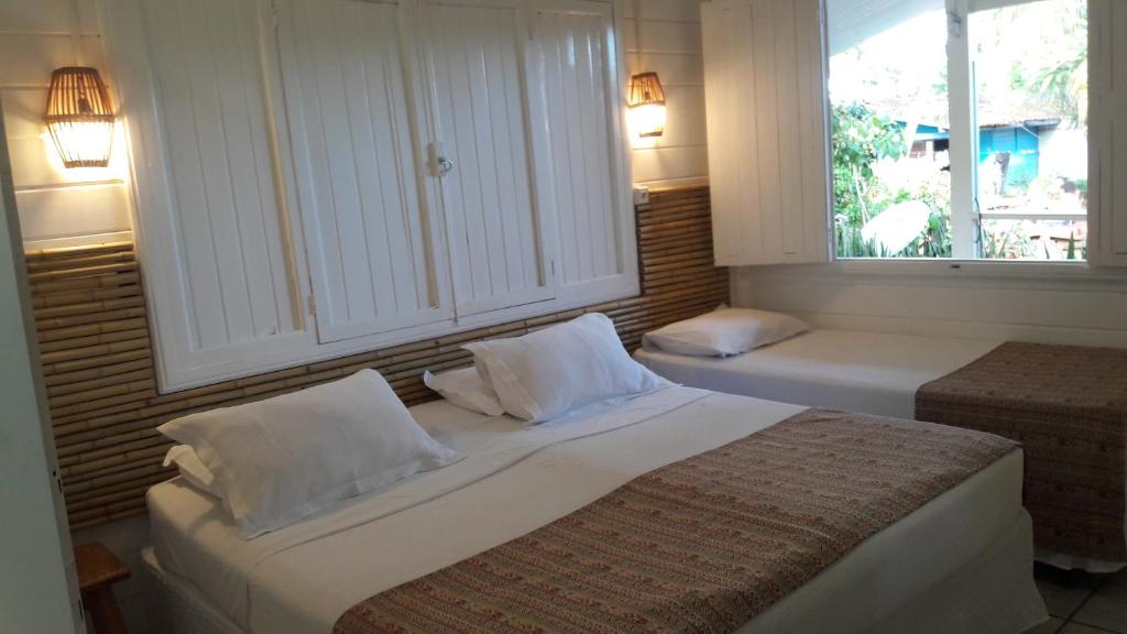 費爾南多迪諾羅尼亞的住宿－Flat Pico Vulcanico，一间卧室设有一张大床和一个窗户。