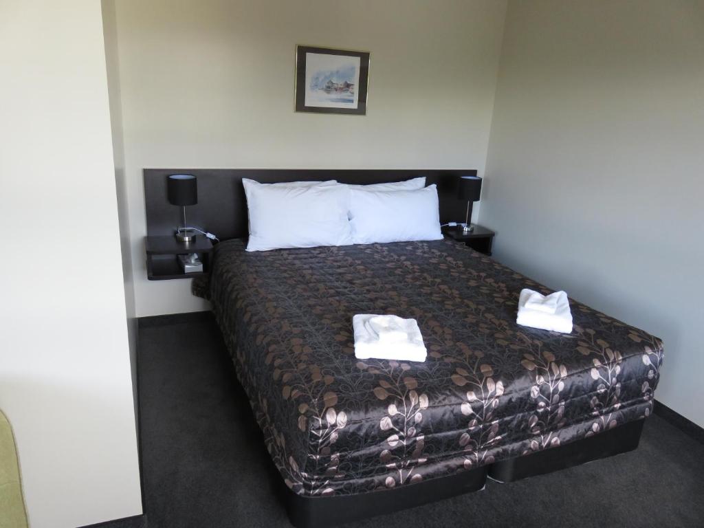 Postel nebo postele na pokoji v ubytování Admirals Motor Lodge