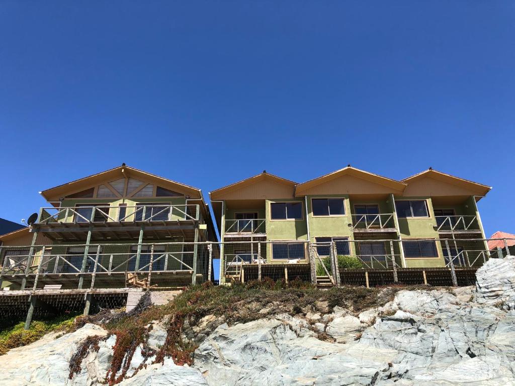 a house sitting on top of a cliff at Delfín Apart in Pichilemu