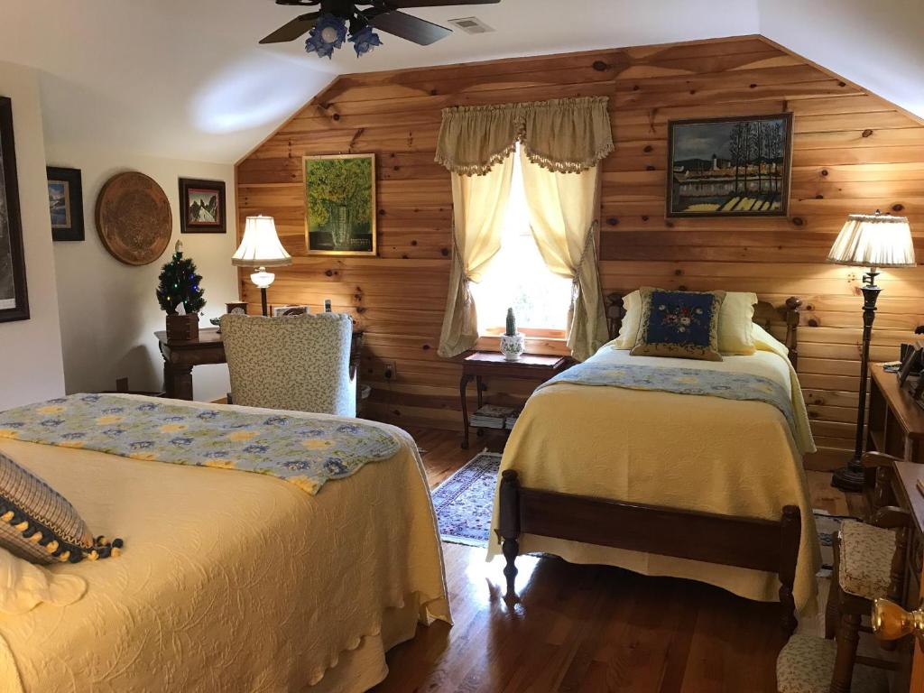a bedroom with two beds and a window at River ' s Edge Inn in Brownwood
