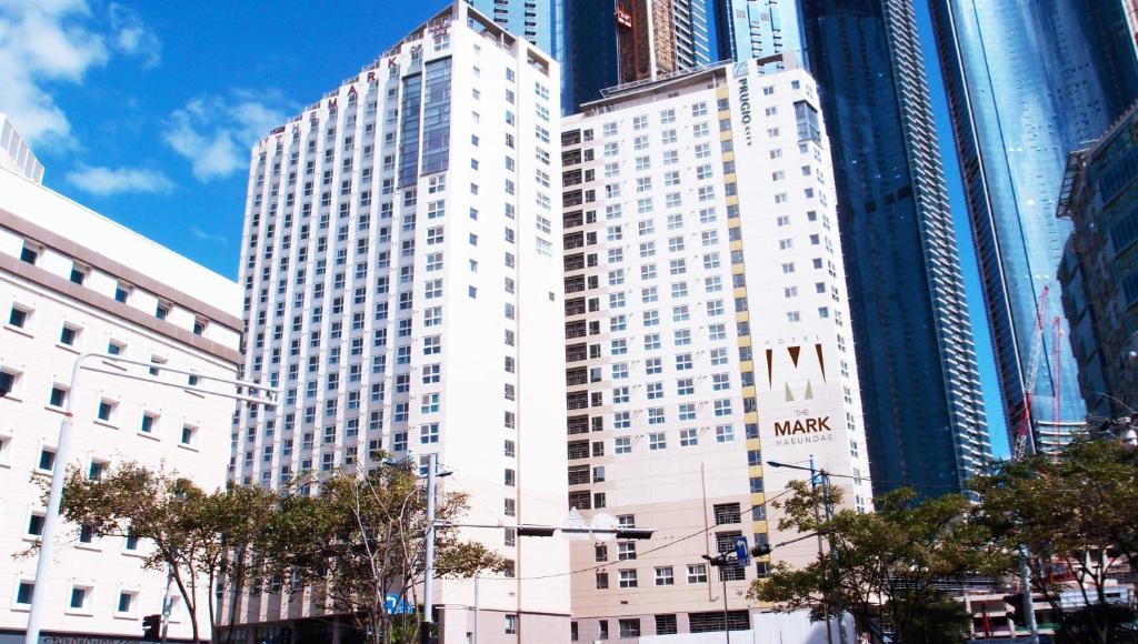 un edificio blanco alto en una ciudad con edificios altos en Hotel The Mark Haeundae en Busan