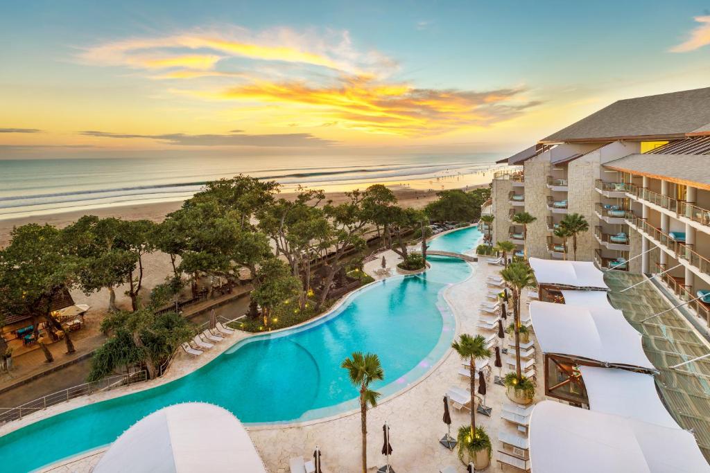 ein Luftblick auf ein Resort mit Pool und Strand in der Unterkunft Double - Six, Luxury Hotel - Seminyak in Seminyak