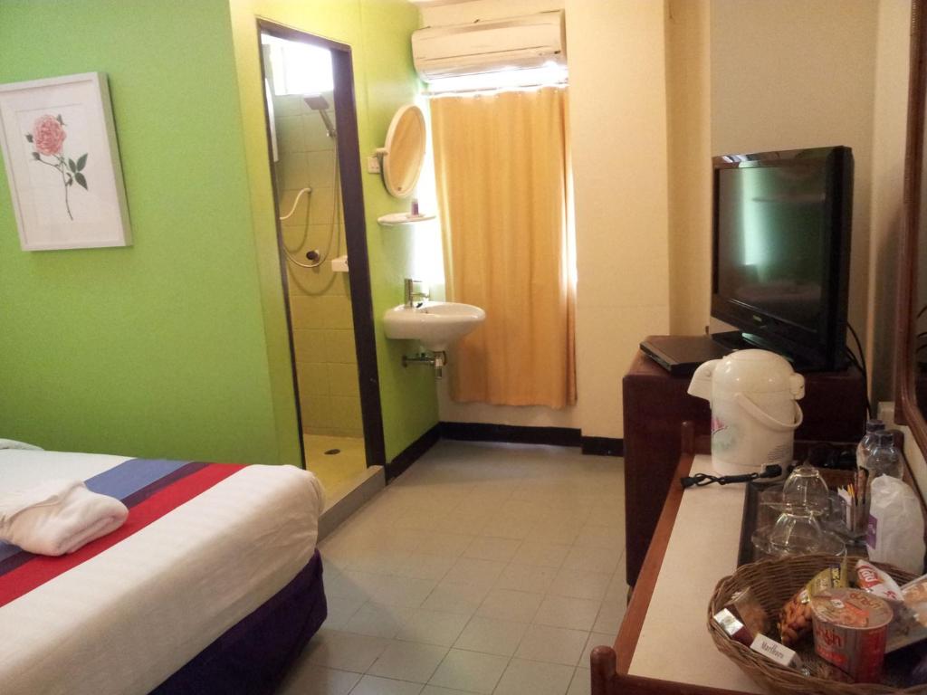 Postel nebo postele na pokoji v ubytování Sawasdee Sukhumvit Inn