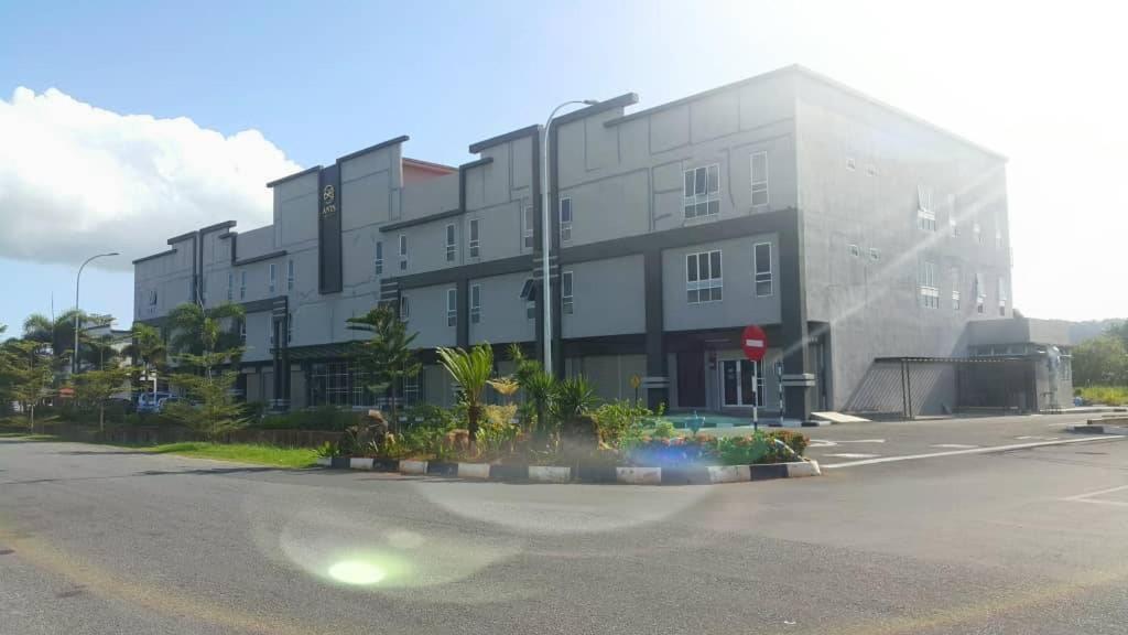 加央Ants Hotel的街角的一栋建筑