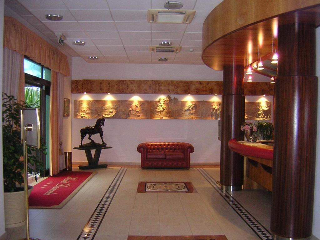 a lobby with a horse statue on the wall at Hotel Daniela in Talsano