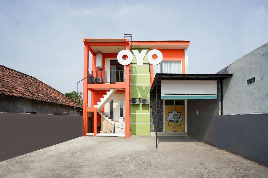 un edificio con una señal ovy en el costado en OYO 223 Penginapan Nabila Syariah en Surabaya