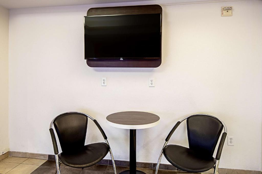 TV a/nebo společenská místnost v ubytování Motel 6-Anchorage, AK - Midtown