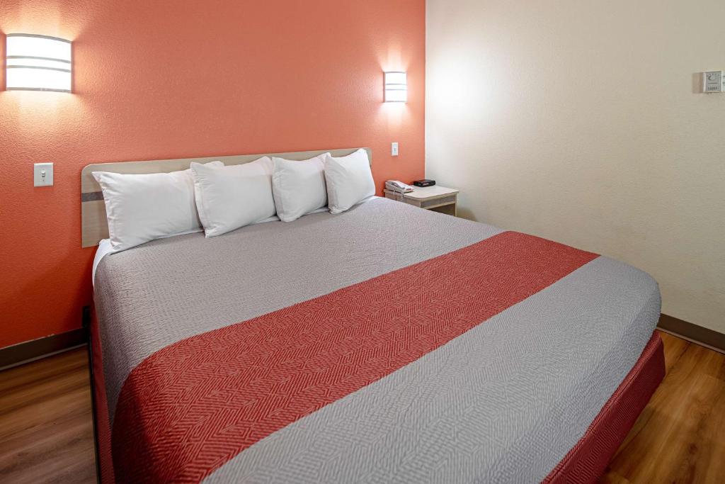 Postel nebo postele na pokoji v ubytování Motel 6-Anchorage, AK - Midtown
