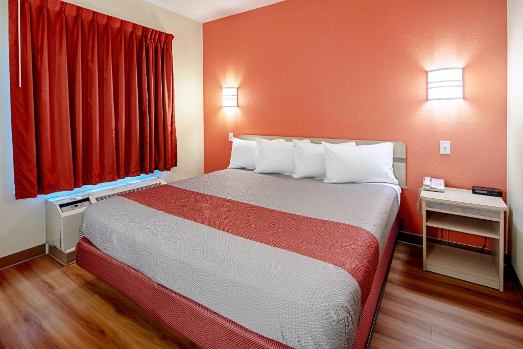Postel nebo postele na pokoji v ubytování Motel 6-Anchorage, AK - Midtown