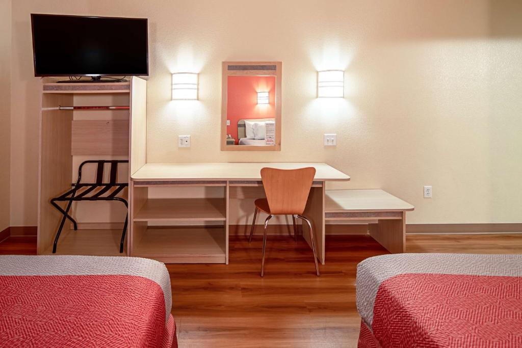 TV a/nebo společenská místnost v ubytování Motel 6-Anchorage, AK - Midtown