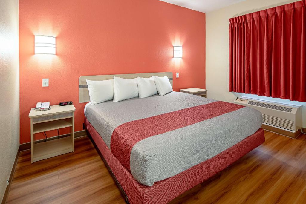Postel nebo postele na pokoji v ubytování Motel 6-Anchorage, AK - Midtown