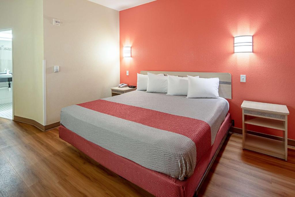 Postel nebo postele na pokoji v ubytování Motel 6-Anchorage, AK - Midtown
