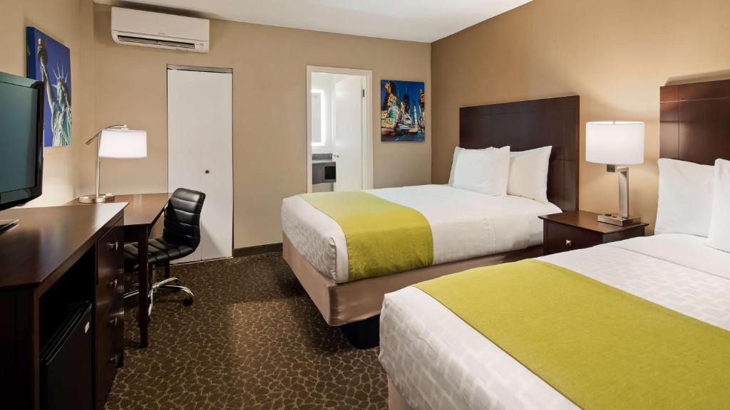Postel nebo postele na pokoji v ubytování Best Western Fort Lee