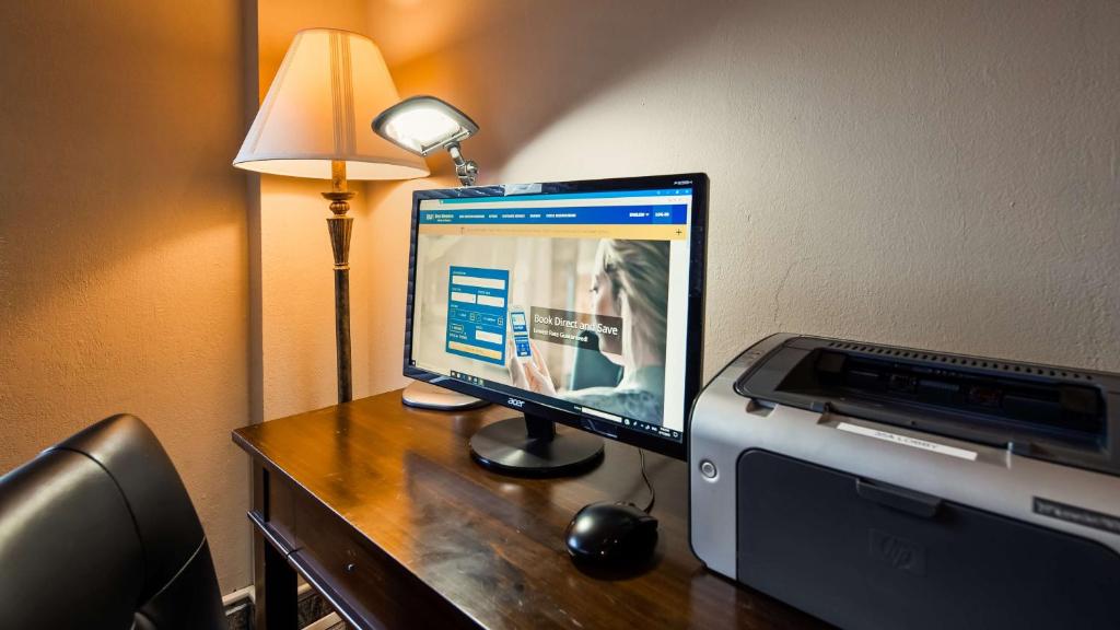 TV a/nebo společenská místnost v ubytování Best Western Fort Lee