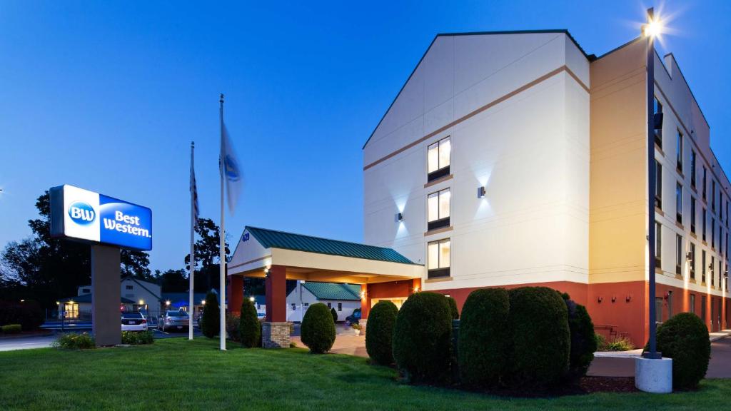 un hotel con un cartel frente a un edificio en Best Western Springfield West Inn en West Springfield